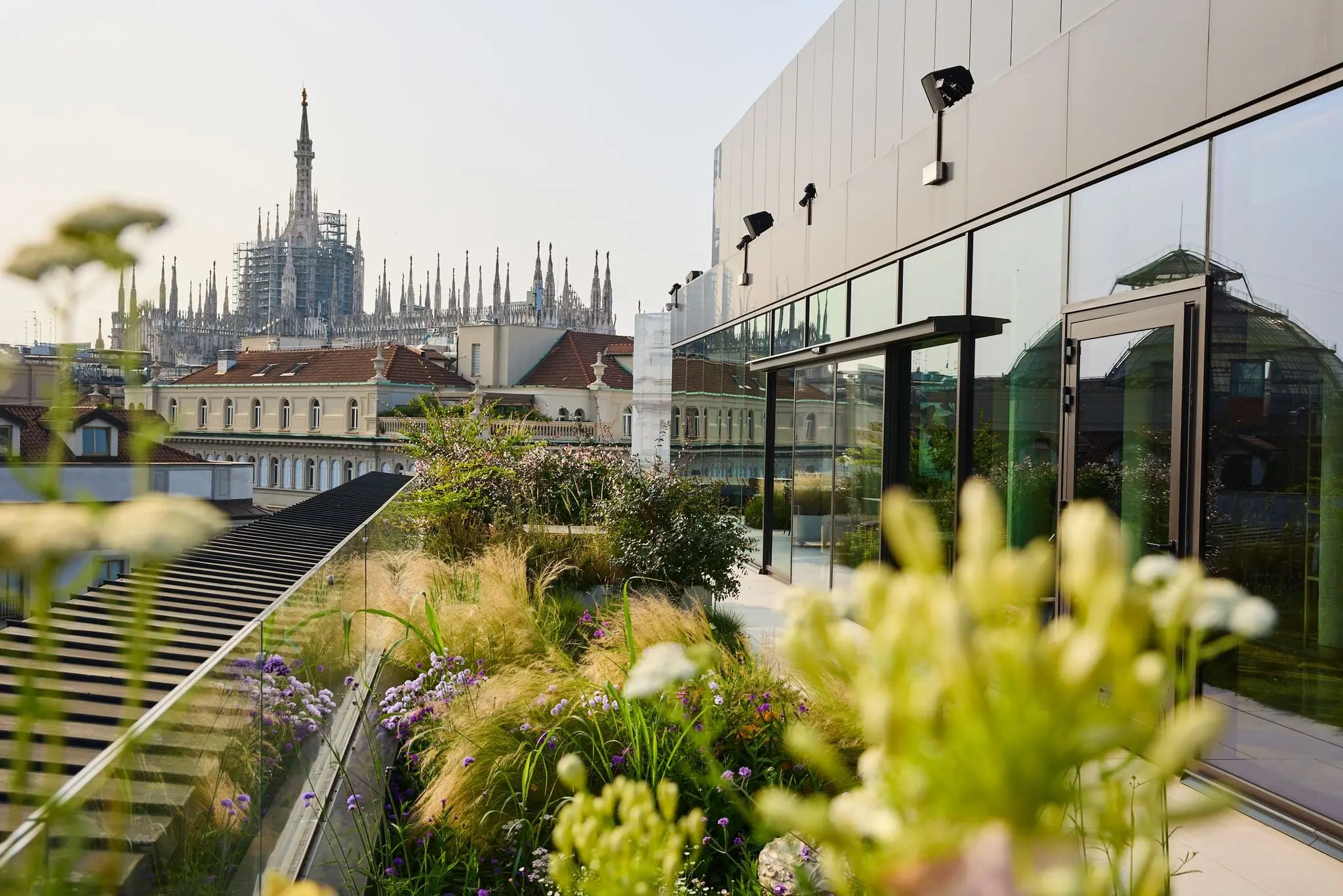 Il giardino in terrazza con il Duomo sullo sfondo