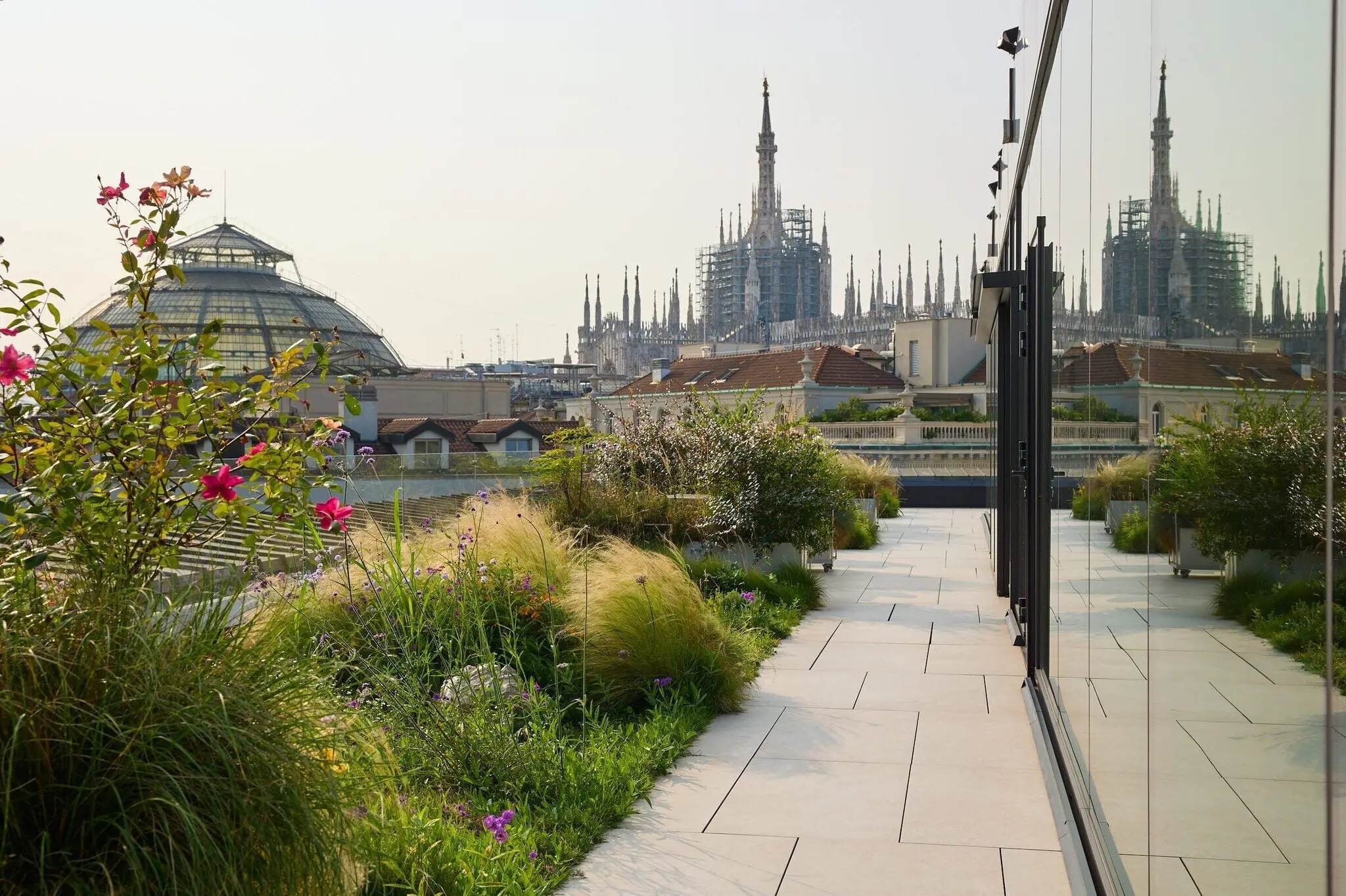 La terrazza pensile di Horto Restaurant con il Duomo e la Galleria Vittorio Emanuele di Milano sullo sfondo