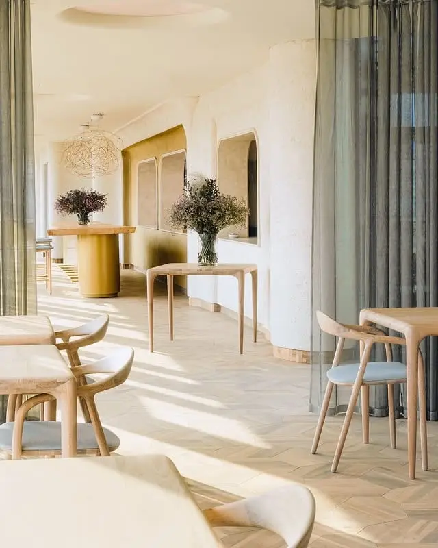 Sala interna di Horto, tende e fiori secchi