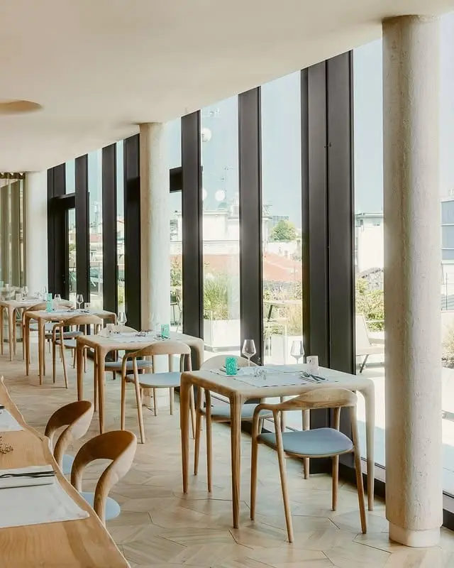 Sala con vetrate sui tetti di Milano