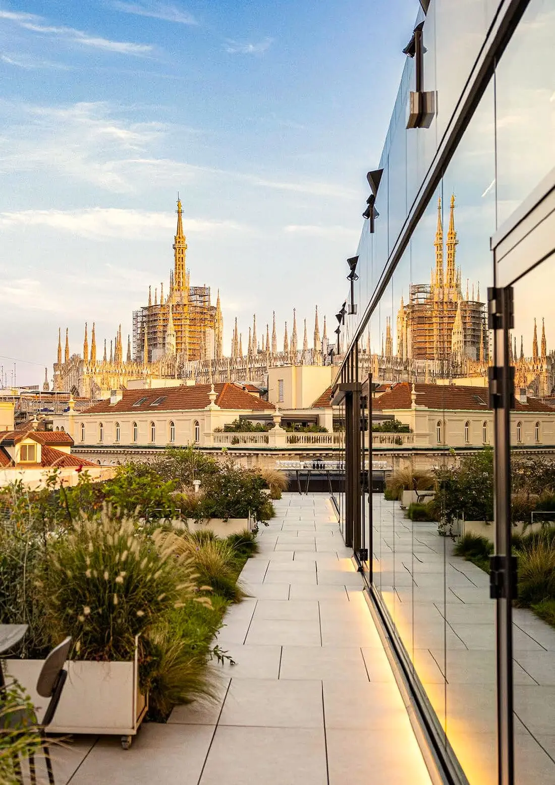 Lo skyline di Milano visto dalla terrazza di Horto al tramonto
