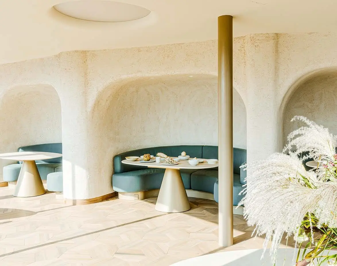 La sala di Horto sotto gli archi di The Medelan, edificio LEED Platinum